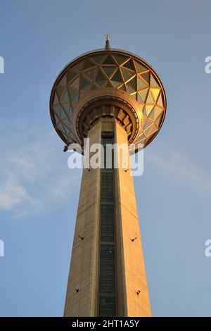 Teheran, Iran - 10 giugno 2019: Milad Lookout Tower (Borj-e Milad) a Teheran. Milad Tower è il monumento più importante di Teheran dopo il Monum Azadi Foto Stock