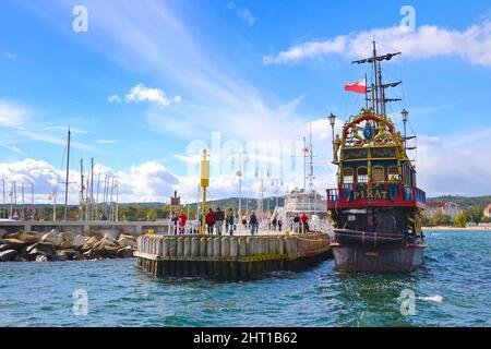 Sopot, Polonia - 28 settembre 2018: Nave pirata da crociera per turisti, legno, colorato. Allineato al molo di Sopot. Baia di Danzica, Mar Baltico, Polonia. Foto Stock