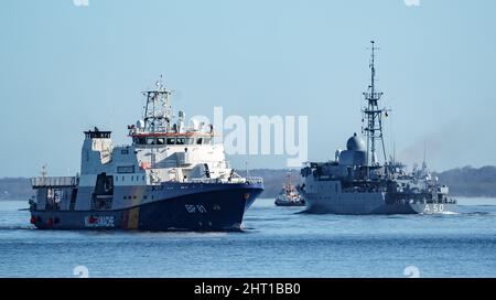 Eckernforde, Germania. 26th Feb 2022. 26 febbraio 2022, Schleswig-Holstein, Eckernförde: La nave di servizio navale 'Alster' (r) parte dal porto navale di Eckernförde per rinforzare il fianco settentrionale della NATO, passando per una nave della Guardia Costiera. In vista dell'attacco della Russia all'Ucraina, la Marina tedesca invia la nave di ricognizione Alster per rafforzare il fianco settentrionale della NATO. Foto: Axel Heimken/dpa Credit: dpa Picture Alliance/Alamy Live News Foto Stock