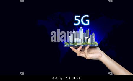 5G connessione internet concetto tablet digitale. Businessman tenere mobile con 5G banda larga rete cellulare in giro per la città. Foto Stock