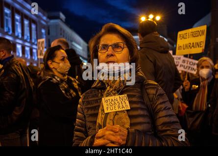 Madrid, Spagna. 26th Feb 2022. Un protestore mostra un cartello con il messaggio "No alla NATO, lascia le basi" durante una manifestazione contro la guerra Russia-Ucraina e il ruolo della NATO nella piazza Puerta del Sol a Madrid, in Spagna, il 25 febbraio 2022. Credit: SOPA Images Limited/Alamy Live News Foto Stock