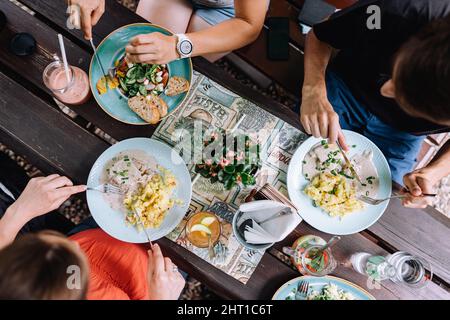 Primo piano di amici che hanno un pranzo insieme in un ristorante Foto Stock