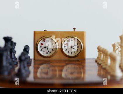 Mantenimento del punteggio. Un colpo tagliato di una scacchiera e di un timer. Foto Stock