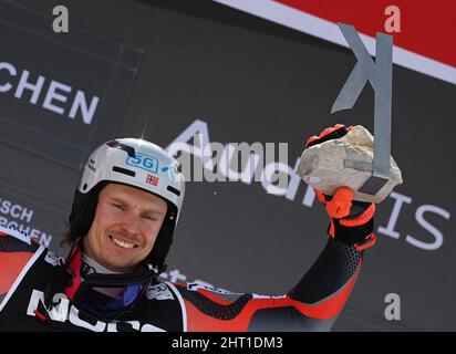 Garmisch Partenkirchen, Germania. 26th Feb 2022. Sci alpino: Coppa del mondo, slalom, uomini, cerimonia di premiazione. Henrik Kristoffersen dalla Norvegia celebra la sua vittoria. Credit: Angelika Warmuth/dpa/Alamy Live News Foto Stock