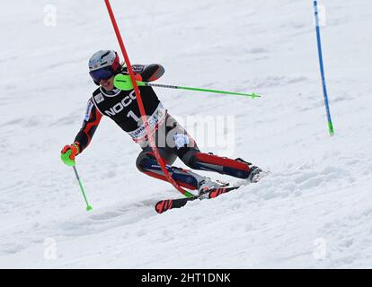 Garmisch Partenkirchen, Germania. 26th Feb 2022. Sci alpino: Coppa del mondo, Slalom, uomini, 2nd run. Henrik Kristoffersen dalla Norvegia in azione. Credit: Angelika Warmuth/dpa/Alamy Live News Foto Stock