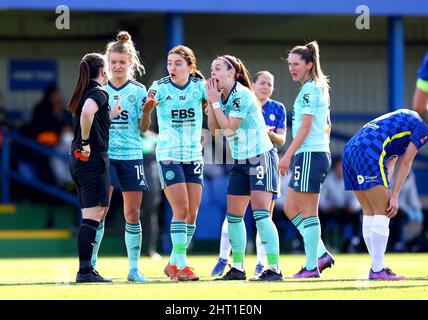 I giocatori di Leicester City si rivolgono all'arbitro Emily Heaslip dopo che Sophie Howard riceve una carta rossa durante la partita di quinto turno della Vitality Women's fa Cup a Kingsmeadow, Londra. Data foto: Sabato 26 febbraio 2022. Foto Stock