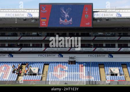 Londra, Regno Unito. 26th Feb 2022. LONDRA, INGHILTERRA - FEBBRAIO 26: Una visione generale dello schermo con bandiera Ucraina per la solidarietà con l'Ucraina dopo l'invasione russa durante la partita della Premier League tra Crystal Palace e Burnley a Selhurst Park il 26 Febbraio 2022 a Londra, Regno Unito. (Foto di Sebastian Frej/) Credit: Sebo47/Alamy Live News Foto Stock