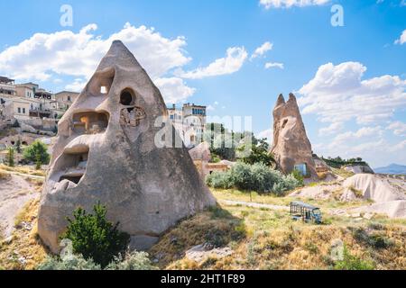 Costruzione residenziale spaccata con muri rotti nelle antiche rovine di Goreme, Cappadocia. Foto Stock