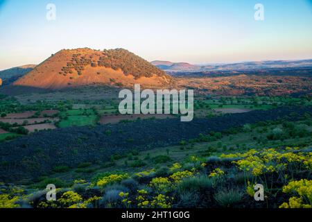 Vista del vulcano inattivo Kula, paese della Turchia Foto Stock