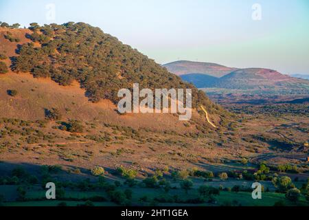 Vista del vulcano inattivo Kula, paese della Turchia Foto Stock