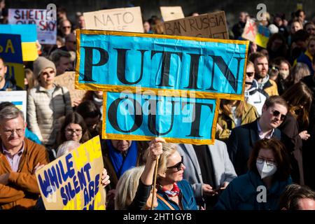 Londra, Regno Unito. 26 febbraio 2022. Ucraini nel Regno Unito a una protesta fuori Downing Street, dove grandi folle si sono radunate lungo Whitehall. L’invasione dell’Ucraina da parte della Russia a Kiev, la capitale e altre parti del paese continua. Credit: Stephen Chung / Alamy Live News Foto Stock