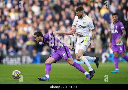 Harry Winks di Tottenham Hotspur (a sinistra) e Mateusz Klich del Leeds United combattono per la palla durante la partita della Premier League a Elland Road, Leeds. Data foto: Sabato 26 febbraio 2022. Foto Stock