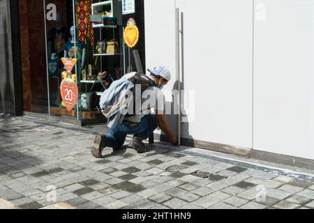 Playa del Carmen, Messico; 26 febbraio 2022: Giovane imprenditore latino che apre il suo nuovo negozio al mattino. Playa del Carmen, Messico Foto Stock