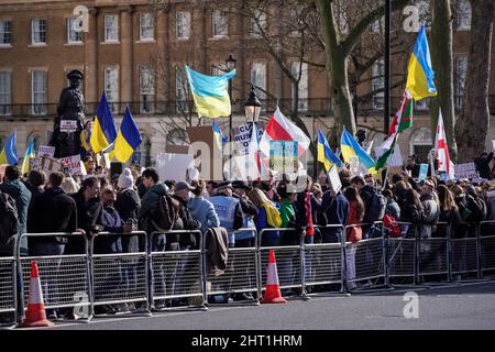 Londra, Regno Unito. 26th febbraio 2022. Migliaia di ucraini e sostenitori continuano le proteste di massa nei pressi di Downing Street mentre le forze russe continuano la loro azione militare avanzata e aggressiva su più regioni dell'Ucraina, tra cui Kyiv. Credit: Guy Corbishley/Alamy Live News Foto Stock