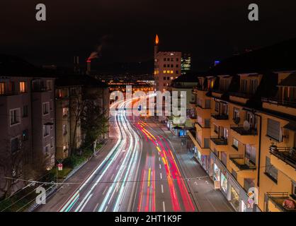 Zurigo, Svizzera - 30 dicembre 2021: Percorsi a luci notturne in direzione di Hardbrucke a Zurigo Foto Stock
