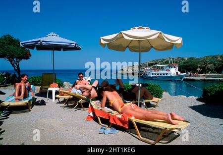 Prendere il sole a Kallithea, Rhodes Island, Dodecaneso, Grecia, Europa Foto Stock