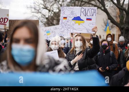 Berlino, Germania. 26th Feb 2022. Numerose persone partecipano a una manifestazione contro la guerra e l'invasione russa dell'Ucraina di fronte all'ambasciata russa. Credit: Joerg Carstensen/dpa/Alamy Live News Foto Stock