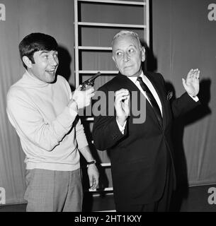 Il comico Jimmy Tarbuck con George Raft al Palladium. 31st ottobre 1965. Foto Stock