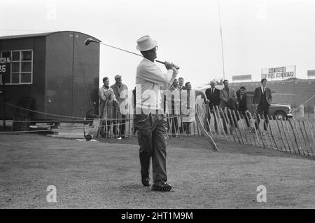 Campionati del mondo di golf di Carling a Birkdale. Il golfista portoricano Juan Antonio ' Chi Chi ' Rodriguez ristagna all'indietro dopo aver guidato al primo tee durante il torneo. 30th agosto 1966. Foto Stock