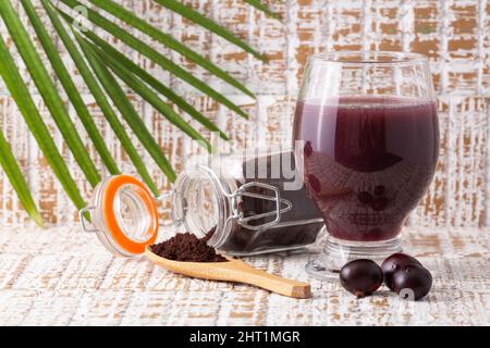 Polvere, frutta e succo di Acai - Euterpe oleracea Foto Stock