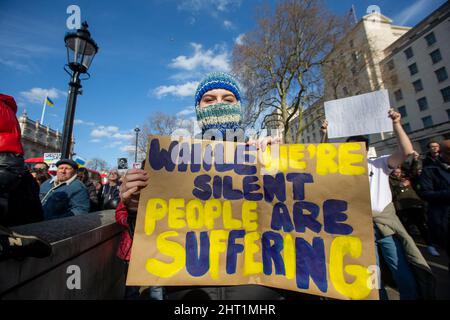 Londra, Inghilterra, Regno Unito. 26th Feb 2022. Migliaia di persone protestano contro l'invasione russa dell'Ucraina al di fuori di Downing Street. (Credit Image: © Tayfun Salci/ZUMA Press Wire) Foto Stock