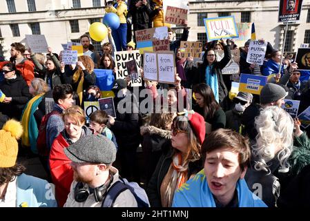 Whitehall, Londra, Regno Unito. 26th Feb 2022. I manifestanti a sostegno dell’Ucraina si trovano di fronte a Downing Street. Credit: Matthew Chattle/Alamy Live News Foto Stock