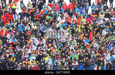 Garmisch Partenkirchen, Germania. 26th Feb 2022. Sci alpino: Coppa del mondo, slalom, uomini, round 2nd. Spettatori negli stand dello stadio. Credit: Karl-Josef Hildenbrand/dpa/Alamy Live News Foto Stock