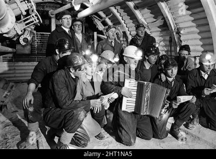 Servizio carol da minatori 600 piedi giù. Nel canto dei Caroli di Natale si elevano una fisarmonica e voci minatrici. Wath Main Colliery, vicino a Mexborough, South Yorkshire. 23rd dicembre 1966. Foto Stock