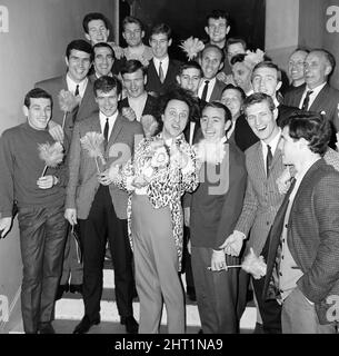 Il comico Ken Dodd è raffigurato con i calciatori di Liverpool. 30th aprile 1965. Foto Stock