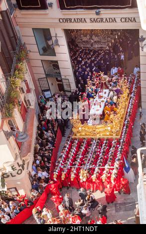 Processione della Confraternita della Sagrada cena, dal suo tempio e le manovre attraverso Calle Puerta Nueva nel centro storico il Giovedì santo. Foto Stock