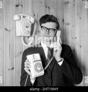 Arthur Smith dimostra il nuovo trimmone, a differenza di un telefono Dial montato sul muro maggio 1966. Invenzioni di comunicazione Telecomunicazioni Foto Stock