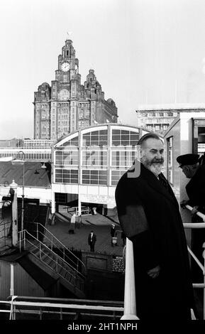 Il capitano William Warwick il nuovo maestro del Cunard Liner Q4 (più tardi la regina Elisabetta 2) sul lungomare di Liverpool con gli edifici Liver sullo sfondo. 9th gennaio 1966. Foto Stock