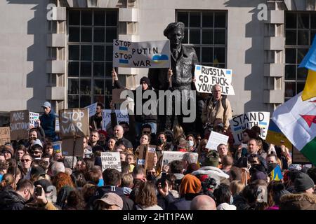 Londra, Regno Unito. 26th febbraio 2022. Ucraini e sostenitori protestano fuori Downing Street mentre le forze russe attaccano e occupano regioni dell'Ucraina. I manifestanti chiedono che la guerra si arresti e Boris Johnson emette sanzioni contro la Russia, alcuni paragonano Putin a Hitler. Credito: Joao Daniel Pereira Foto Stock