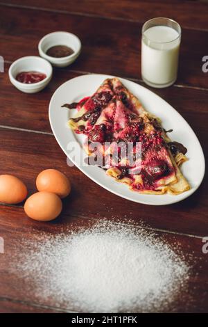Closeup verticale delle frittelle con frutti di bosco e cioccolato. Foto Stock
