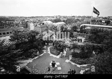 I giardini pensili a Derry e Toms in Kensington High Street, Londra. I giardini, 1 3/4 acri di estensione, sono molto popolari tra i turisti e residenti, così come gli amanti dello shopping. Prima di ritirarsi, un vicario locale vi visitò ogni giorno per tredici anni per scrivere i suoi sermoni. 12th settembre 1965. Foto Stock