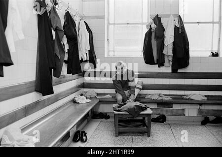 George Eastham, che ha completato un trasferimento dall'Arsenal al Stoke City Football Club nella stagione vicina, si allena ogni giorno ad Highbury mentre continua la sua ricerca di una casa a Stoke. 24th ottobre 1966. Foto Stock