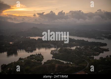 Una vista dalla cima di El Penon de Guatape / la Rocca di Guatape in Colombia Foto Stock