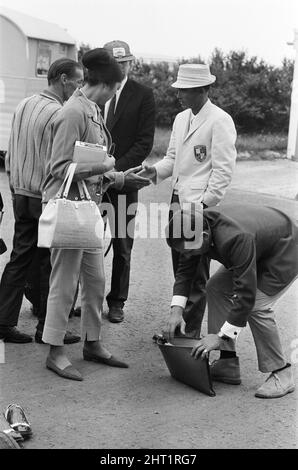 Campionati del mondo di golf di Carling a Birkdale. Il golfista portoricano Juan Antonio ' Chi Chi ' Rodriguez arriva con sua moglie Iwalani al torneo. 30th agosto 1966. Foto Stock