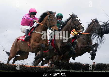 Tranquilla Domenica (centro) guidato da James Joseph Slevin prima di andare a vincere il Connolly RED MILLS Irish EBF Auction Maiden Huddle all'ippodromo Fairyhouse. Data foto: Sabato 26 febbraio 2022. Foto Stock