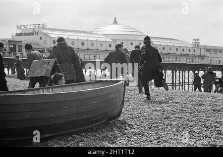 Gli stati d'animo e i rocker erano due culture giovanili britanniche in conflitto tra l'inizio e la metà del 1960s. La copertura mediatica di mod e rocker che combattevano nel 1964 ha scatenato un panico morale sui giovani britannici, e i due gruppi sono stati etichettati come diavoli popolari. Mods arrotondato dopo scontri con i rockers a Brighton. 18th aprile 1965. Foto Stock