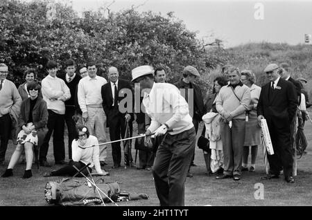 Campionati del mondo di golf di Carling a Birkdale. Il golfista portoricano Juan Antonio ' Chi Chi ' Rodriguez dimostra la sua abilità facendo scivolare la palla a terra con il suo club e poi colpendola di nuovo nelle sue mani durante il torneo. 30th agosto 1966. Foto Stock