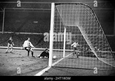 Partita internazionale allo stadio Wembley. Inghilterra 1 contro Germania occidentale 0. Il gioco è segnato solo da Nobby Stiles come portiere della Germania occidentale Hans Tilkowski guarda impotente. 23rd febbraio 1966. Foto Stock