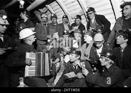 Servizio carol da minatori 600 piedi giù. Nel canto dei Caroli di Natale si elevano una fisarmonica e voci minatrici. Wath Main Colliery, vicino a Mexborough, South Yorkshire. 23rd dicembre 1966. Foto Stock