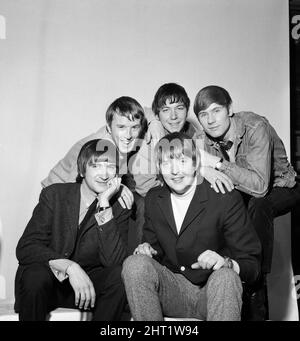 Il gruppo rock britannico The Animals.Back Row da sinistra a destra: John Steel, Eric Burdon e Hilton Valentine. Prima fila: Dave Rowberry e Chas Chandler. 1st dicembre 1965. Foto Stock