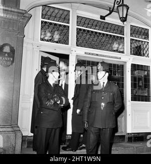 Polizia fuori dal pub Blind Beggar, Whitechapel Road, dopo la sparatoria di George Cornell. 9th marzo 1966. Foto Stock