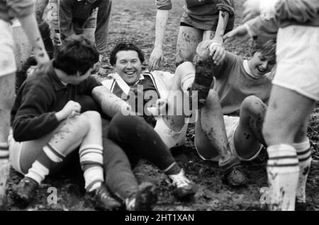La squadra di football della Queen Mary Girls gioca la loro prima partita contro una squadra di ragazze della Royal Exchange Assurance Co. La partita è stata disputata al Sports Center di Southampton e si è conclusa con un'estrazione dal 3 al 3. L'arbitro è stato Richard 'Dickie' Davies, un reporter con ITN World of Sport. Nella foto, l'arbitro Richard 'Dickie' Davies è portato dalle donne dopo la partita. 30th gennaio 1966. Foto Stock