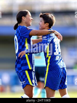 Sam Kerr di Chelsea (a sinistra) e il compagno di squadra Ji SO-yun festeggiano al termine della partita di quinta prova della Vitality Women's fa Cup a Kingsmeadow, Londra. Data foto: Sabato 26 febbraio 2022. Foto Stock