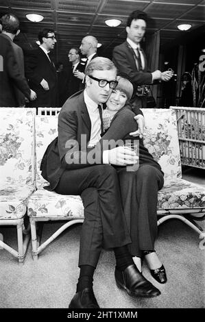 Michael Caine, protagonista del film 'Alfie' si pone con Cilla Black. 17th marzo 1966. Foto Stock