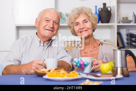 Coppia matura felice bere tè in cucina Foto Stock