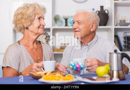Coppia matura felice bere tè in cucina Foto Stock